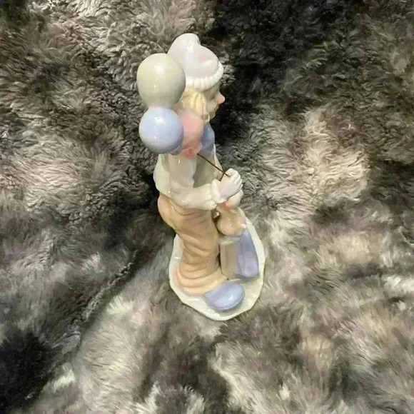 Porcelain figurine of a clown holding balloons, with a  dog sitting on a box - Picture 13 of 14